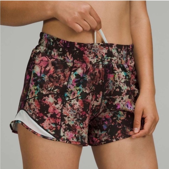 Lululemon Hotty Hot Low Rise Shorts 4” in Stencil Blossom Red Multi / Sheer Blue - Picture 1 of 8
